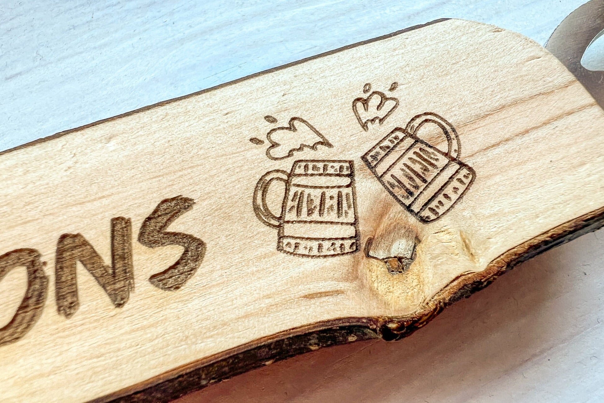 Flaschenöffner Holz mit Rinde - Rindenholz ca. 16 cm - Erle - Wunschgravur - personalisiert