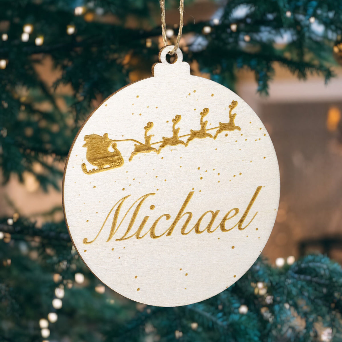 Holzanhänger Weihnachtskugel mit Namen personalisierbar - Weihnachtsbaumanhänger aus Holz - Rentierschlitten
