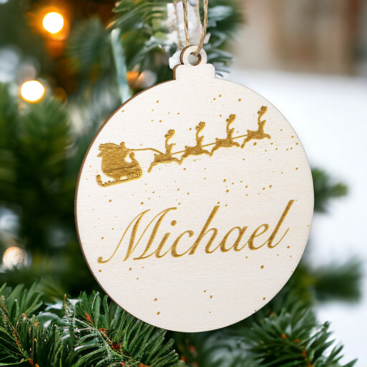 Holzanhänger Weihnachtskugel mit Namen personalisierbar - Weihnachtsbaumanhänger aus Holz - Rentierschlitten