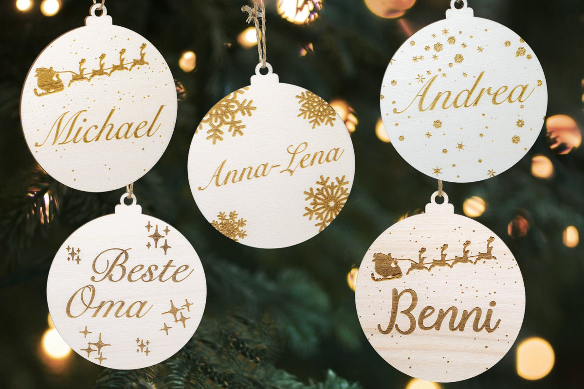 Holzanhänger Weihnachtskugel mit Namen personalisierbar - Weihnachtsbaumanhänger aus Holz - Rentierschlitten