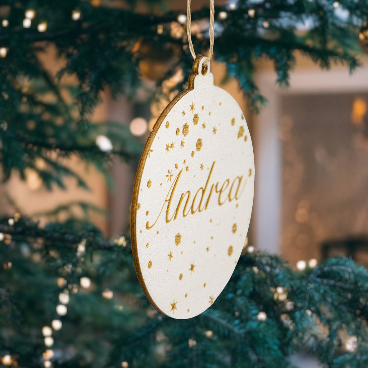 Holzanhänger Weihnachtskugel mit Namen personalisierbar - Weihnachtsbaumanhänger aus Holz