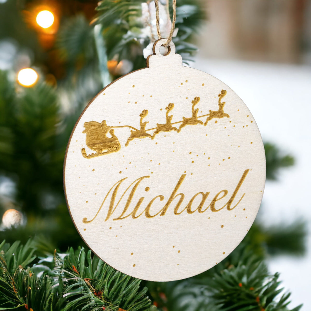 Holzanhänger Weihnachtskugel mit Namen personalisierbar - Weihnachtsbaumanhänger aus Holz - Rentierschlitten