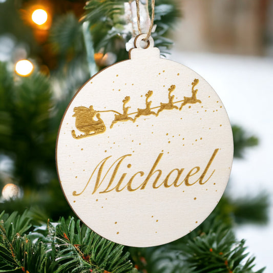 Holzanhänger Weihnachtskugel mit Namen personalisierbar - Weihnachtsbaumanhänger aus Holz - Rentierschlitten