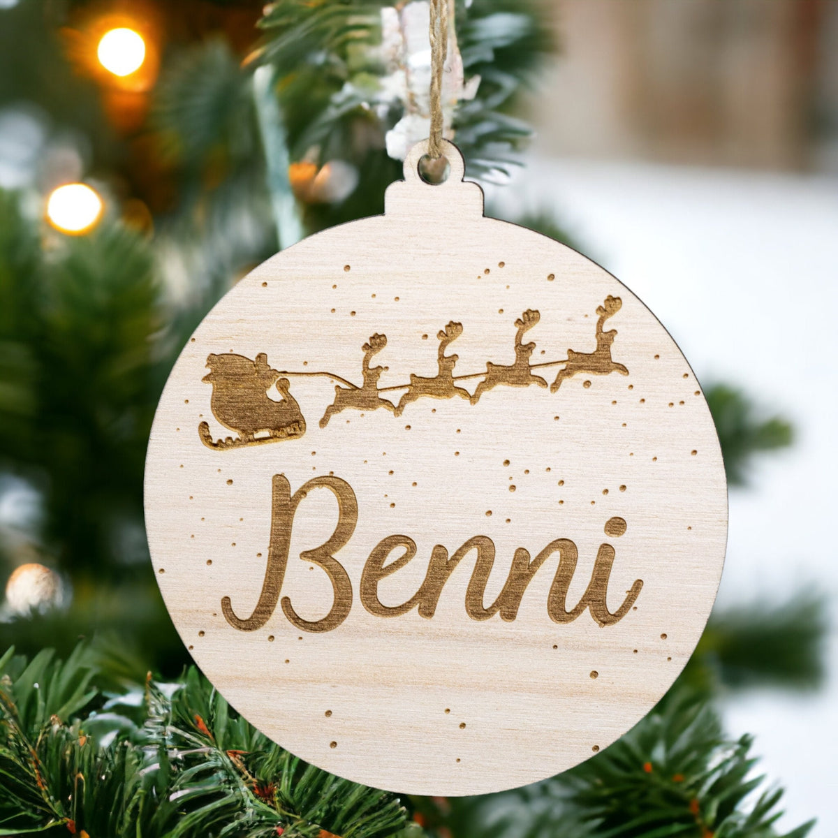 Holzanhänger Weihnachtskugel mit Namen personalisierbar - Weihnachtsbaumanhänger aus Holz - Rentierschlitten