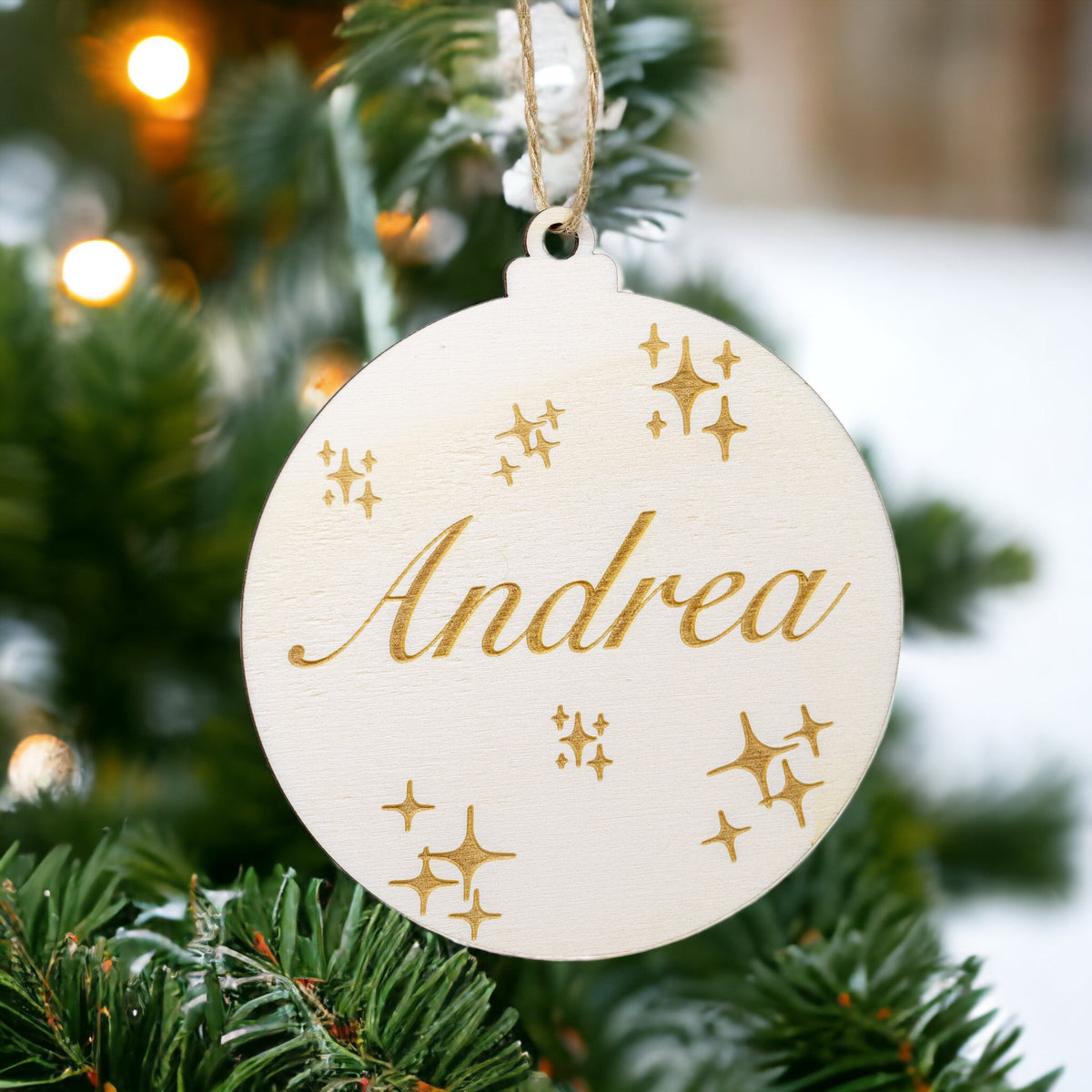 Holzanhänger Weihnachtskugel mit Namen personalisierbar - Weihnachtsbaumanhänger aus Holz