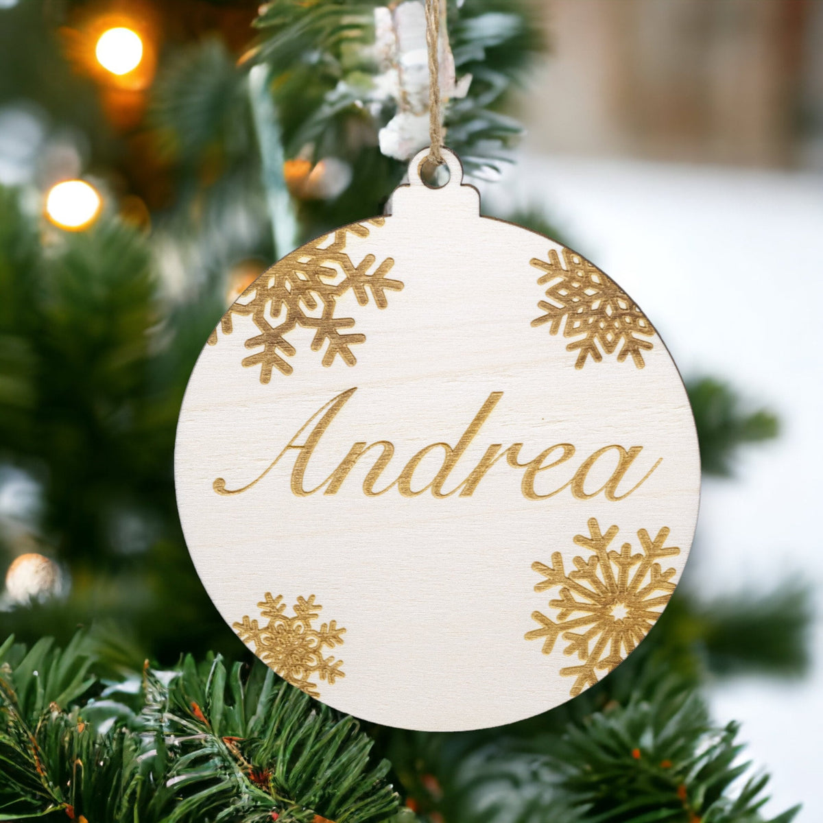 Holzanhänger Weihnachtskugel mit Namen personalisierbar - Weihnachtsbaumanhänger aus Holz