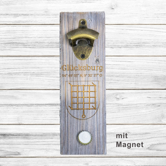 Flaschenöffner aus recyceltem Palettenholz mit eingearbeitetem Magnet • Stadtname mit Koordinaten • Wunschgravur • ca. 9,5cm x 30cm