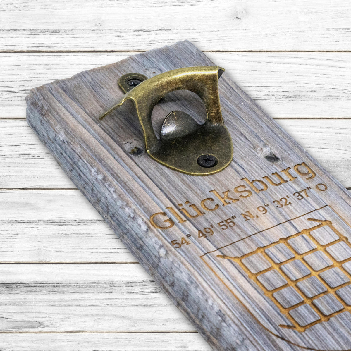 Flaschenöffner aus recyceltem Palettenholz mit eingearbeitetem Magnet • Stadtname mit Koordinaten • Wunschgravur • ca. 9,5cm x 30cm