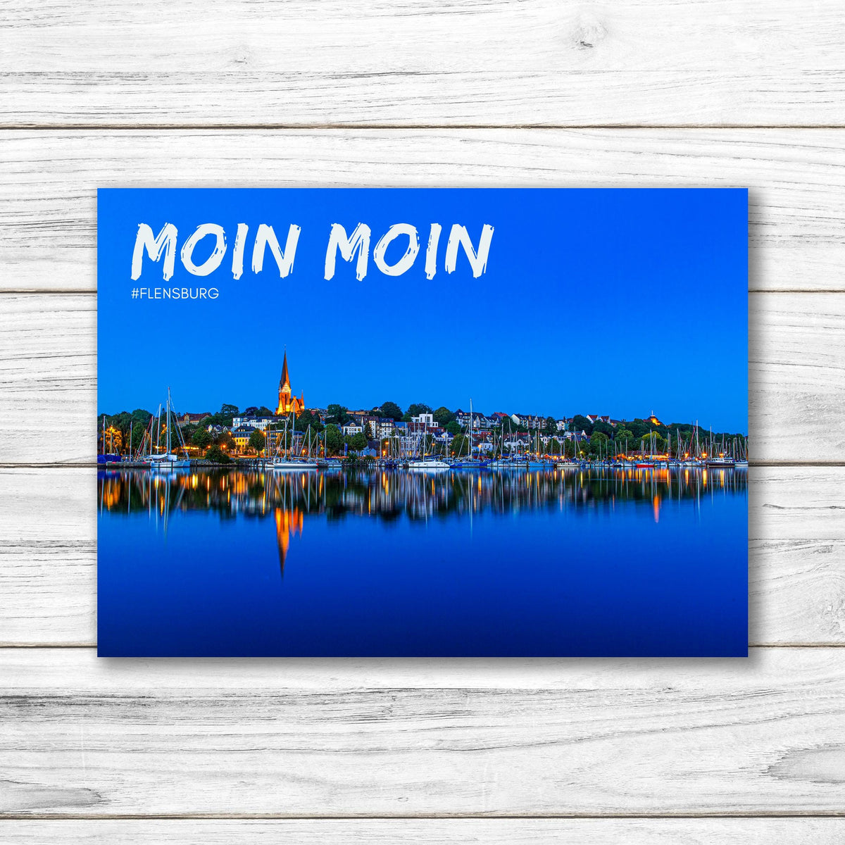 Postkarte Flensburg Ostufer Nachtaufnahme auf Wunsch mit Kartenhalter aus Buchenholz