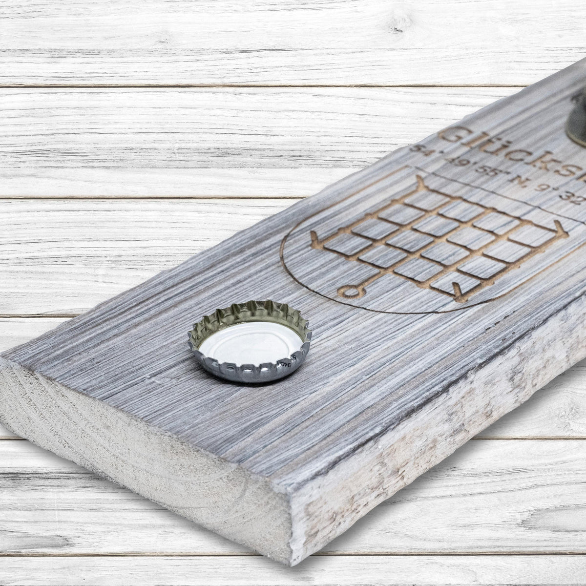Flaschenöffner aus recyceltem Palettenholz mit eingearbeitetem Magnet • Stadtname mit Koordinaten • Wunschgravur • ca. 9,5cm x 30cm