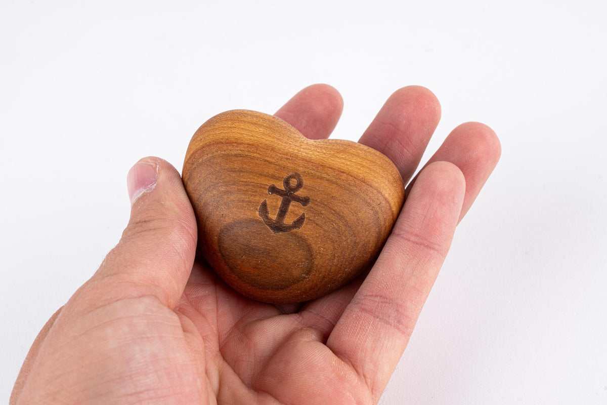 Holz Herz Handschmeichler aus geölter Eiche • 6,3 x 5 x 3,4 cm • Wunschgravur