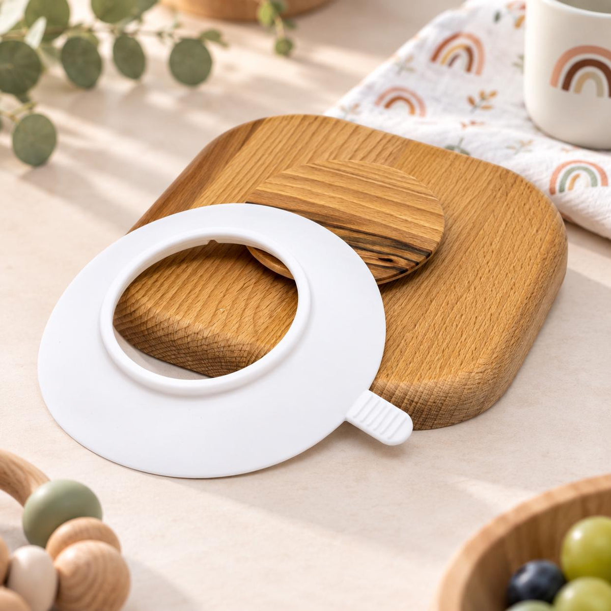Kinderteller aus Buchenholz mit Saugnapf – 3-fach unterteilt, 18 × 18 cm
