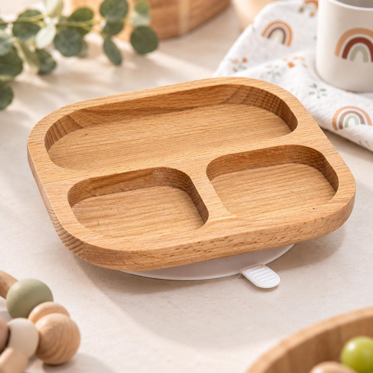 Kinderteller aus Buchenholz mit Saugnapf – 3-fach unterteilt, 18 × 18 cm