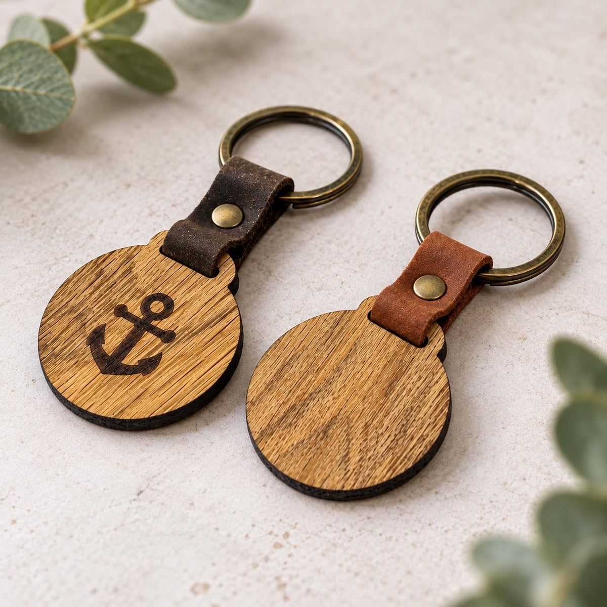 Schlüsselanhänger aus Holz • geölte Eiche • rund • mit Lederband und Schlüsselring • Wunschgravur