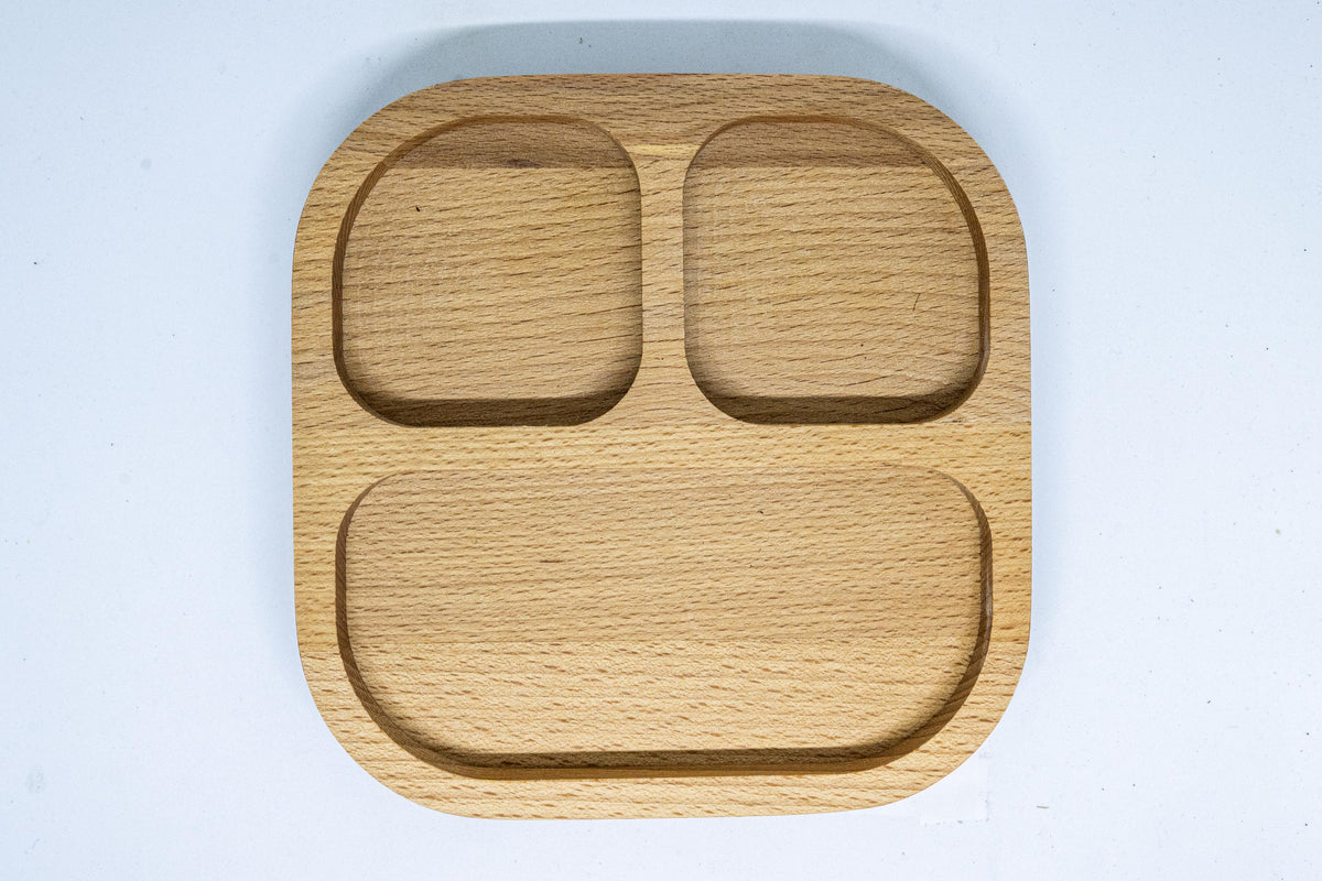 Kinderteller aus Buchenholz mit Saugnapf – 3-fach unterteilt, 18 × 18 cm