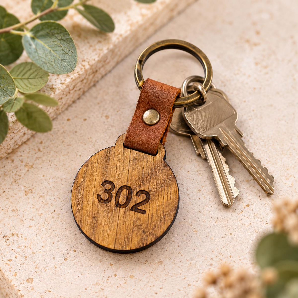 Schlüsselanhänger aus Holz • geölte Eiche • rund • mit Lederband und Schlüsselring • Wunschgravur